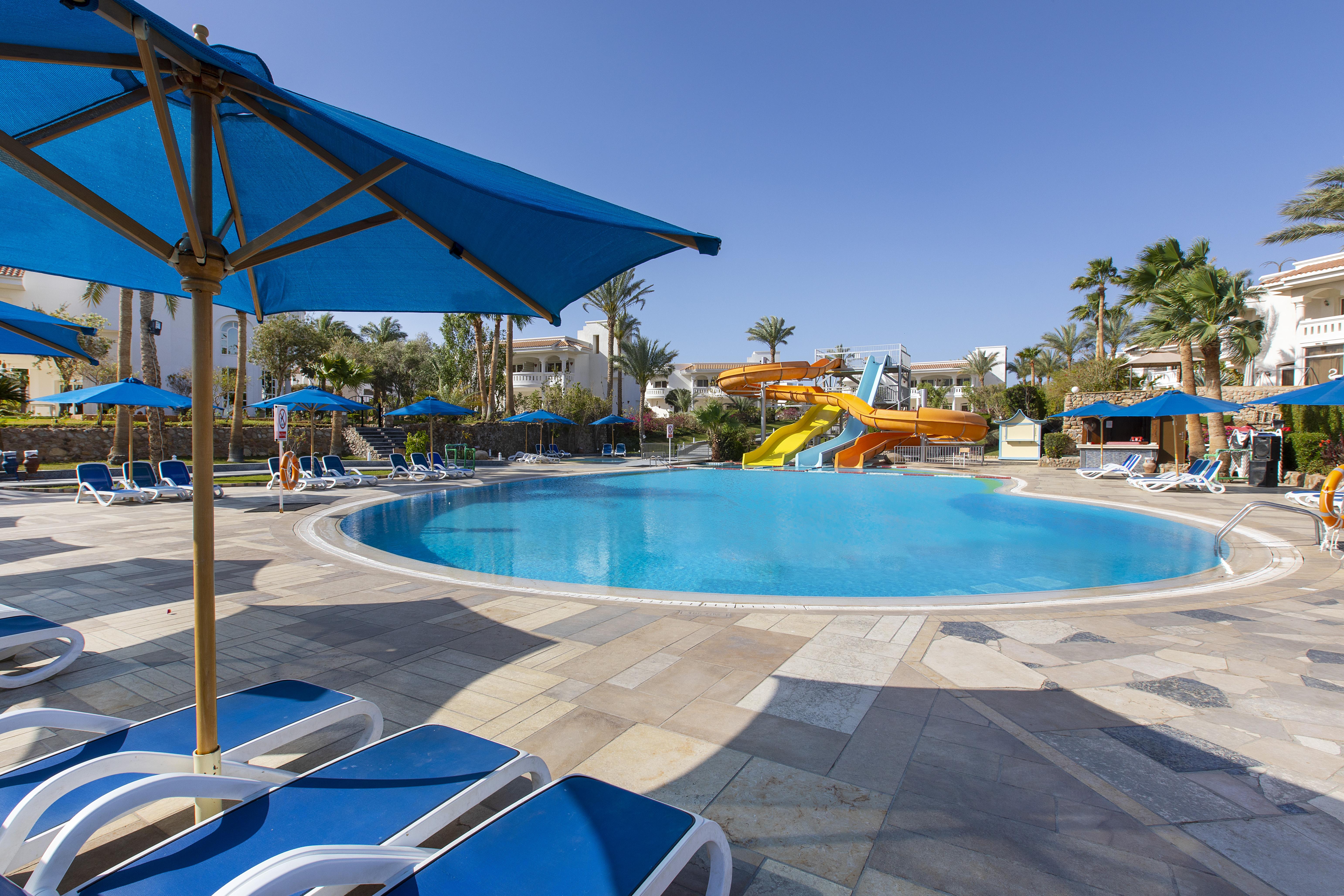 Naama Bay Hotel & Resort Sharm el Sheikh Esterno foto A swimming pool at a resort in Egypt
