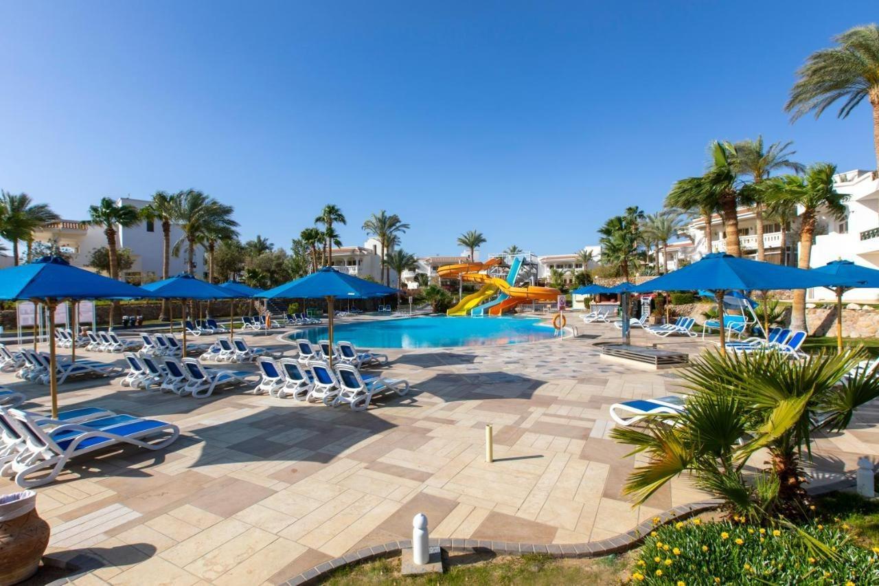 Naama Bay Hotel & Resort Sharm el Sheikh Esterno foto A pool at a resort in Egypt
