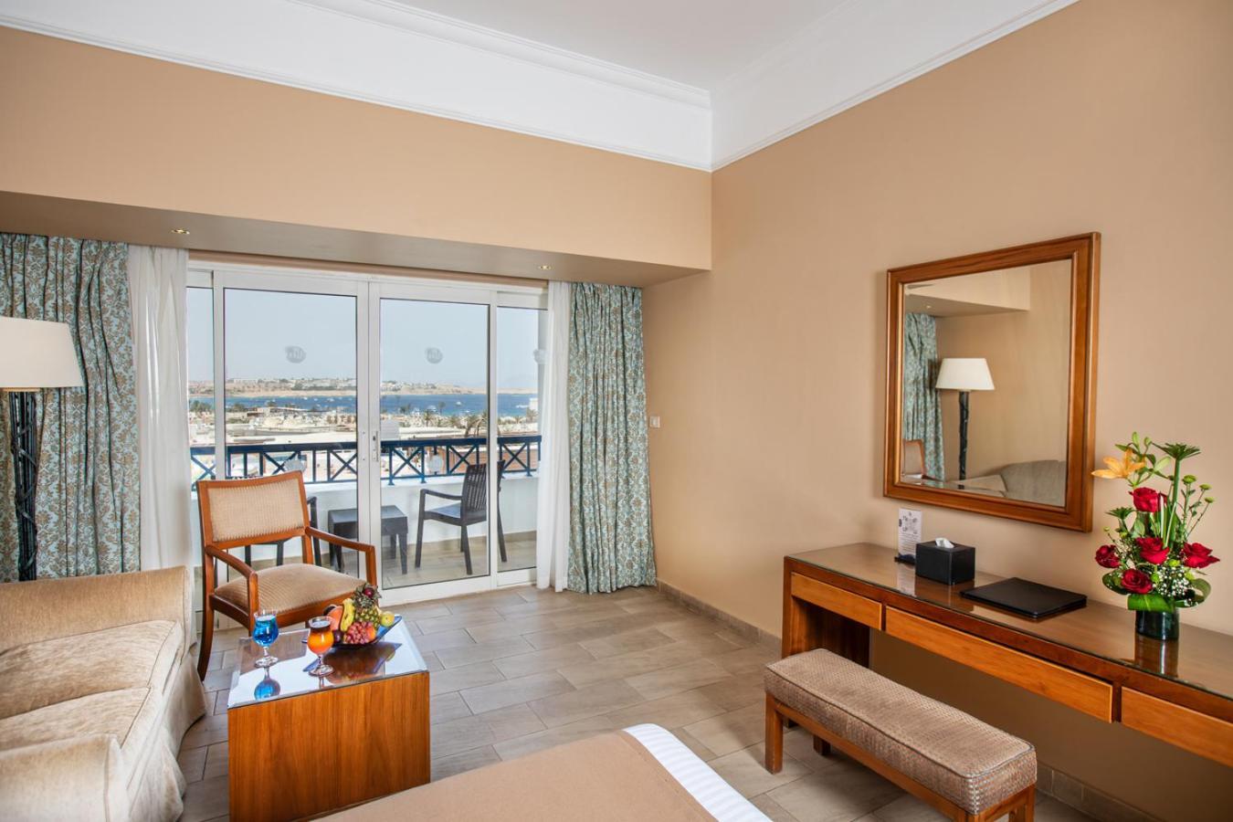 Naama Bay Hotel & Resort Sharm el Sheikh Esterno foto A room at the Hilton Sharm El Sheikh