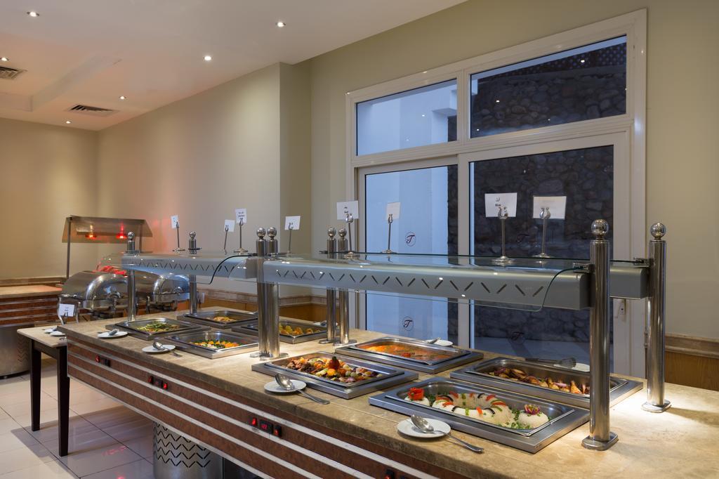 Naama Bay Hotel & Resort Sharm el Sheikh Esterno foto A buffet at a hotel